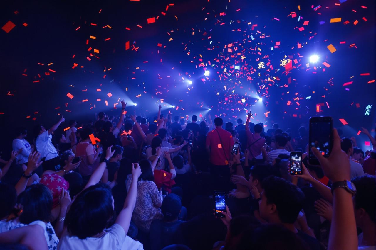 《星河漫漫》全球票房突破30亿，创男同视频历史新高